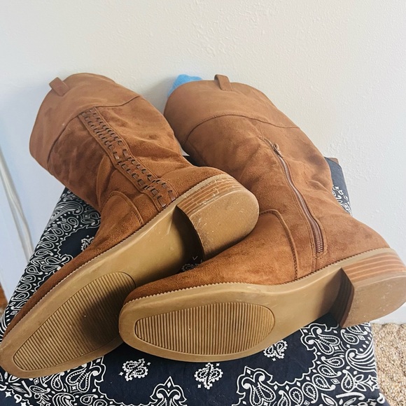 Tan high boots size 8 1/2
Black mid boots size 8 - Picture 4 of 8